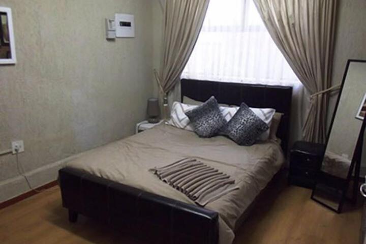 Room 10 of 14
