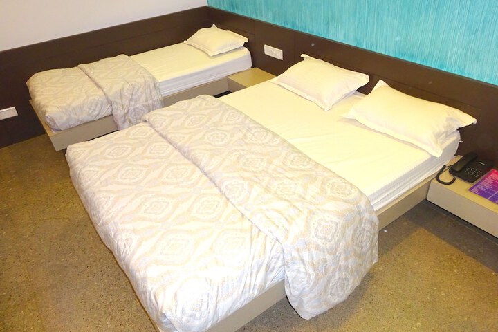 Room 4 of 9