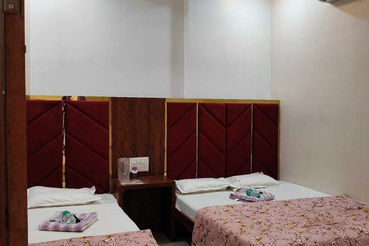 Room 12 of 16
