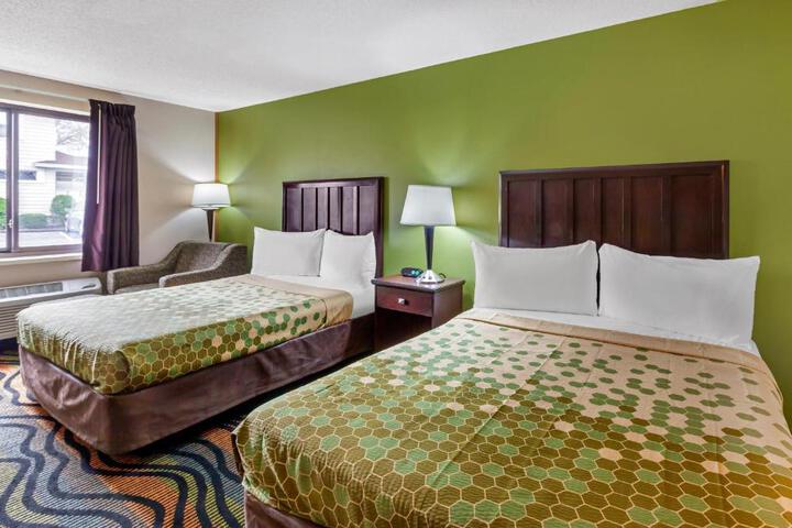2 Queen Beds (7 of 13)