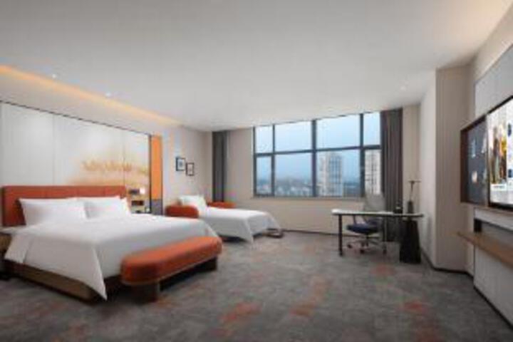 Room 6 of 8