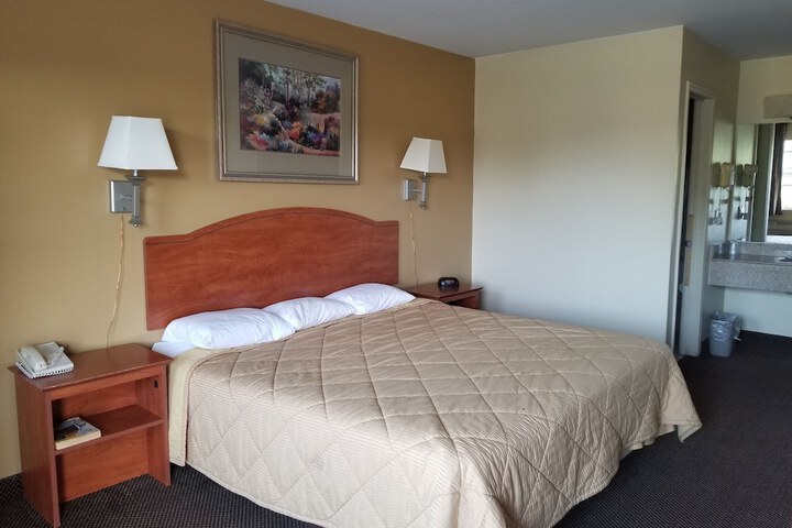 1 King Bed (9 of 13)