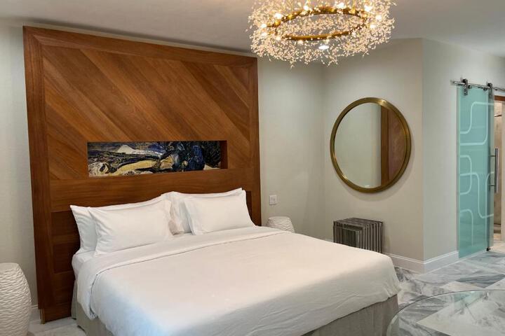 Basic Double Room 1 King Bed (1 of 7)