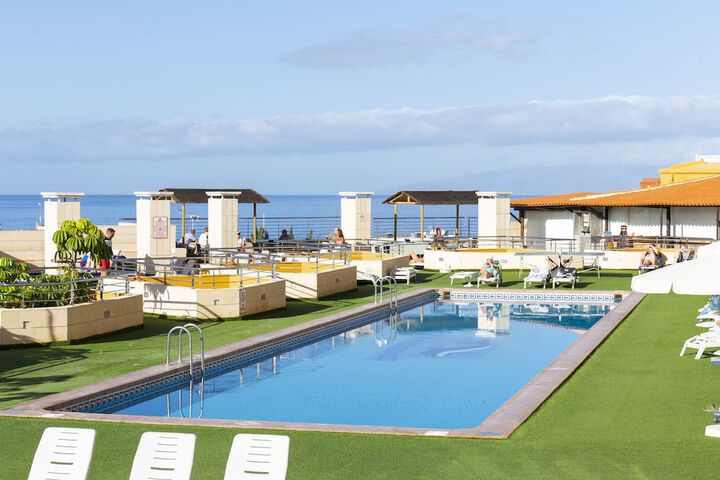 Hotel Pool