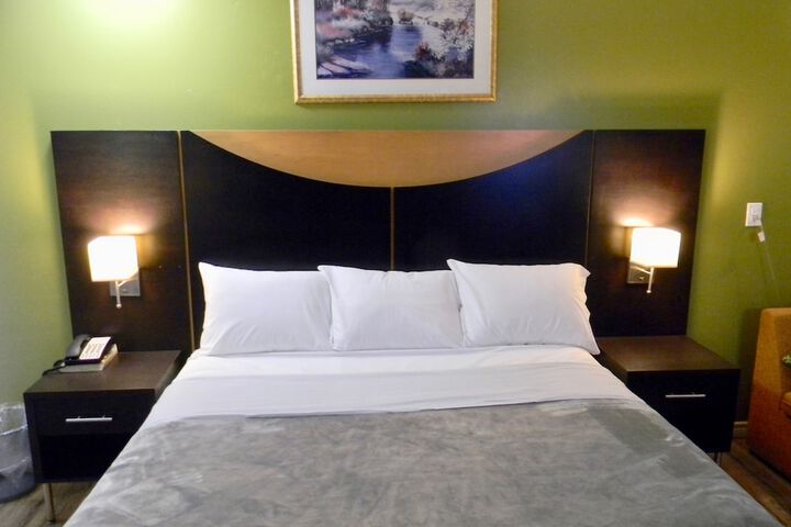 1 King Bed (6 of 14)