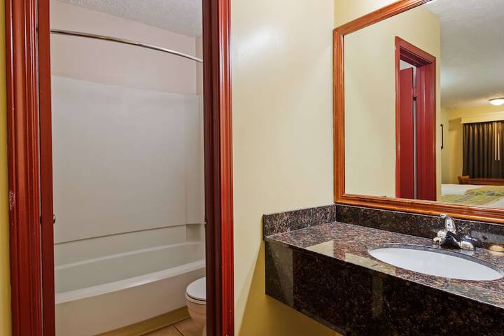 2 Double Beds High Speed Internet, Microwave, Refrigerator, Coffee Maker Iron Hair Full Breakfast (8 of 8)