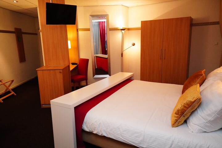 Room 32 of 65