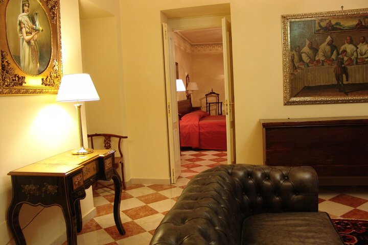 Room 9 of 19