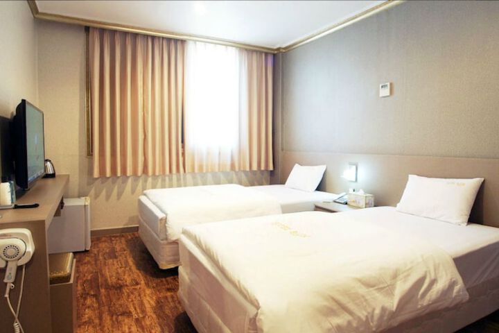 Room 7 of 15