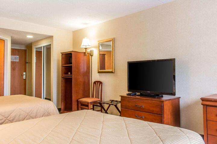 2 Queen Beds (1 of 11)