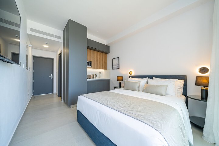 Room 3 of 77