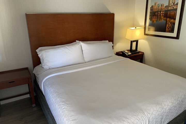 1 King Bed (4 of 6)