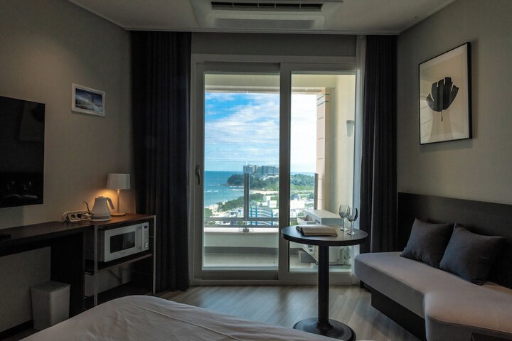 Room 33 of 46