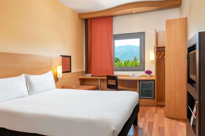 Room 2 of 42