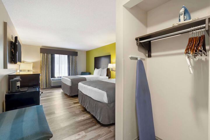 2 Queen Beds High Speed Internet Accessible Microwave and Refrigerator, Coffee Maker Iron and Ironing Board Hairdryer Full Breakfast (10 of 11)