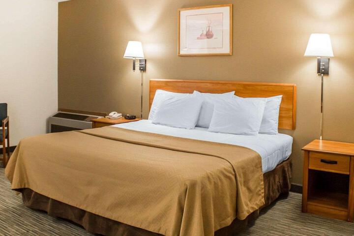 1 King Bed (3 of 4)