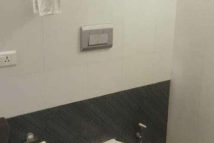 Room 17 of 33