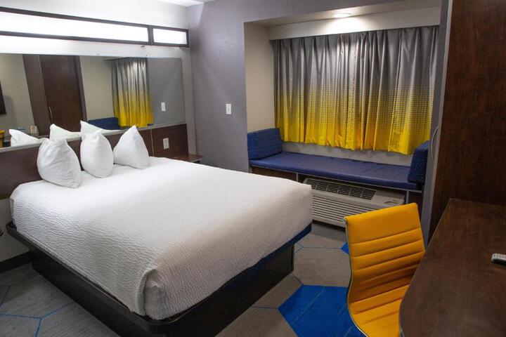 1 Queen Bed (11 of 22)