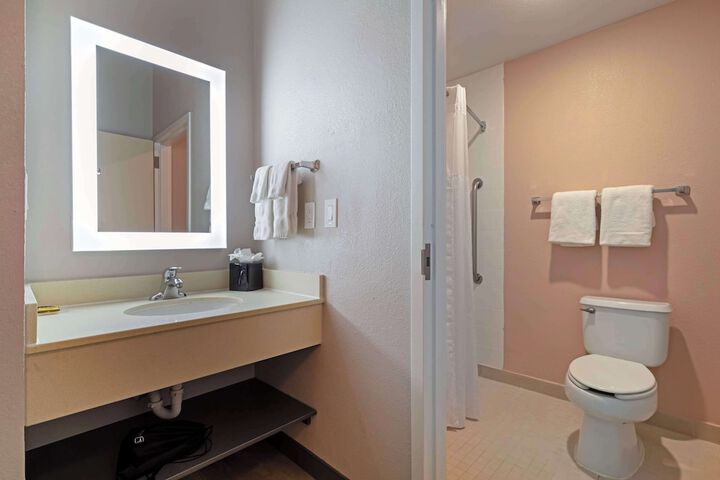 1 King Accessible Bathtub Microwave and Refrigerator WiFi Full Breakfast (7 of 14)