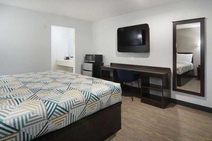 1 King Bed (7 of 8)