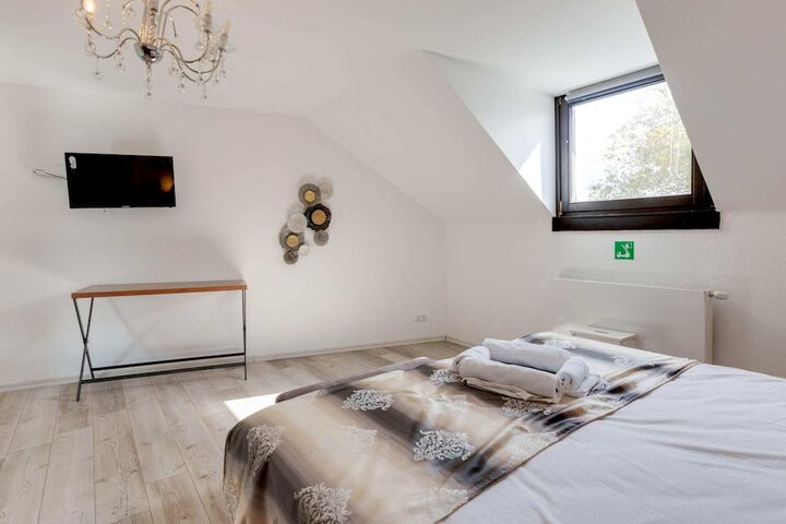 Room 2 of 32