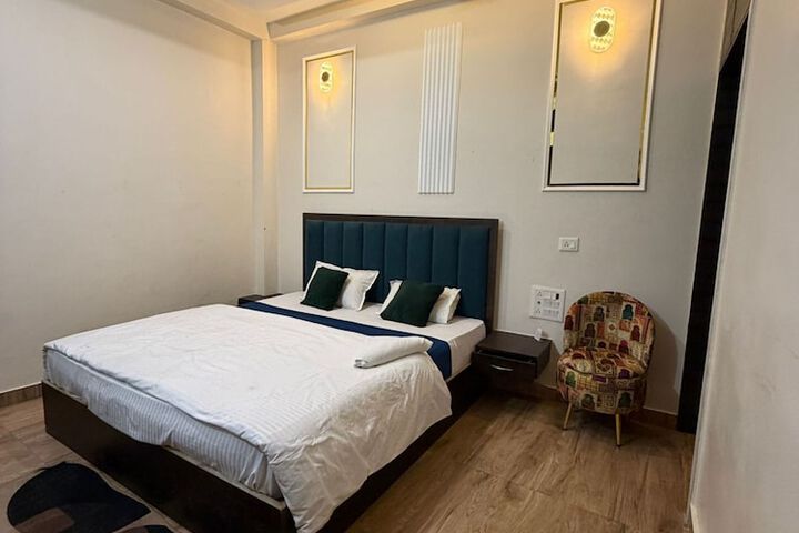 Room 5 of 18