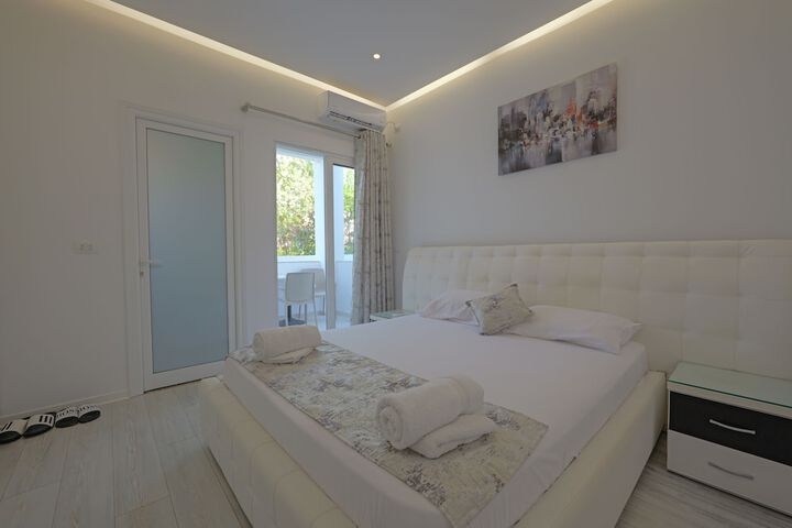 Room 6 of 86
