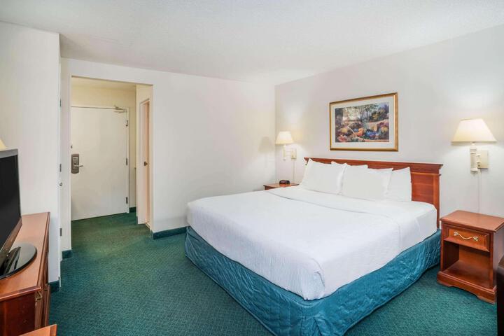 2 Queen Beds (5 of 6)
