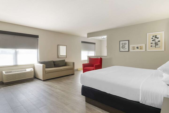 1 King Bed (2 of 14)