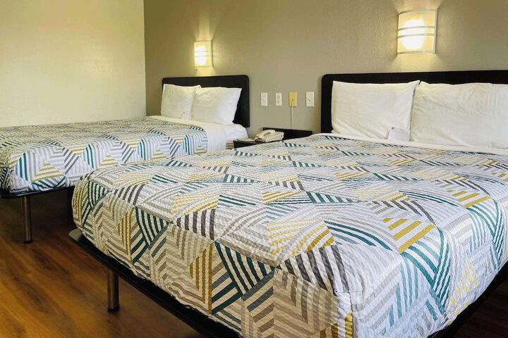 2 Queen Beds Micfridge (3 of 7)