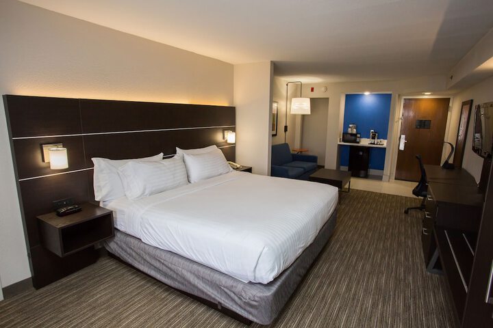 Suite 2 Queen Beds (1 of 17)