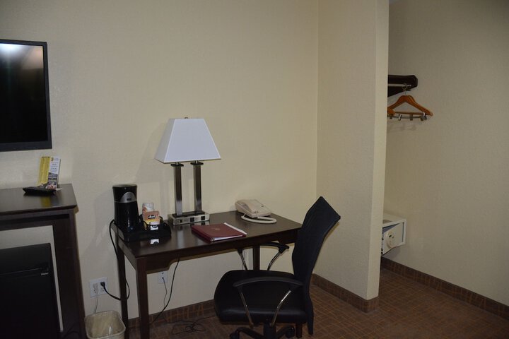 1 Queen Bed (6 of 9)