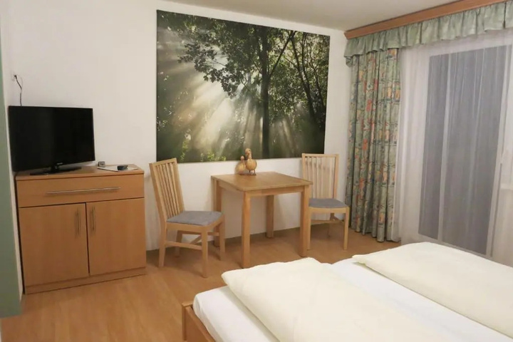 Room 5 of 11
