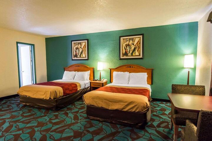2 Double Beds (10 of 20)