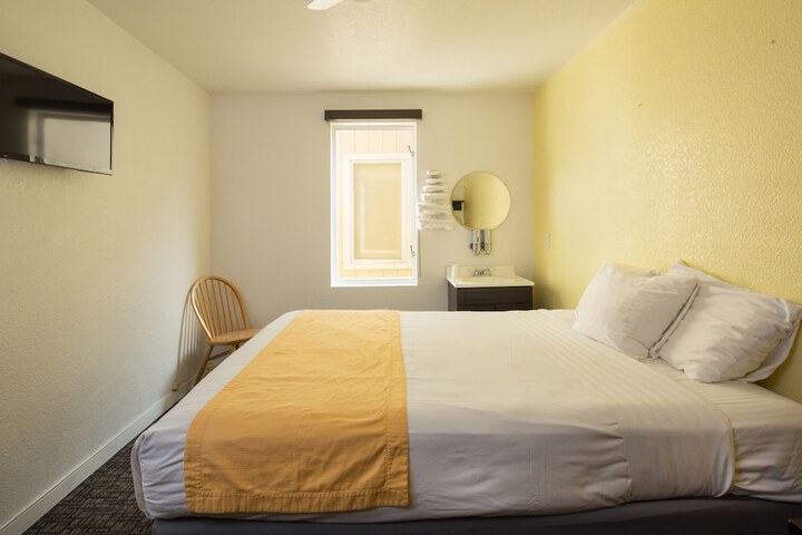 Interior Queen Room (3 of 6)