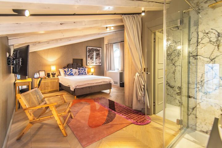 Room 52 of 192