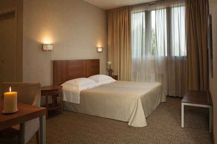 Room 9 of 29