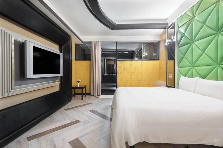 Room 14 of 38