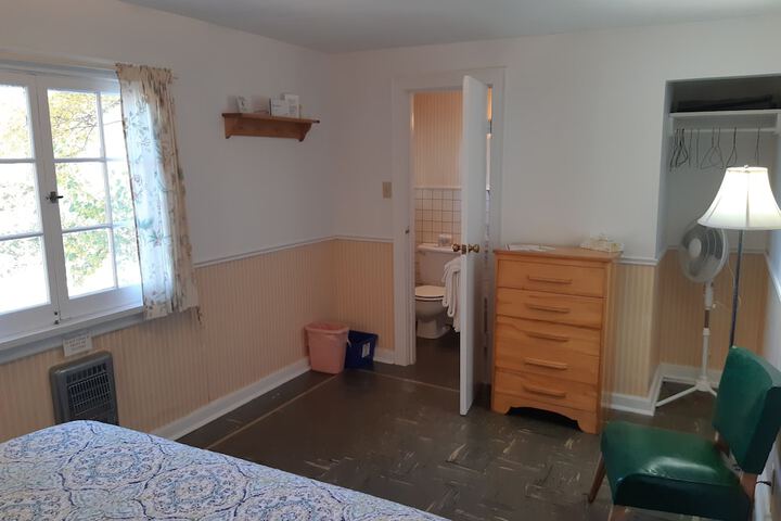 Room 40 of 215