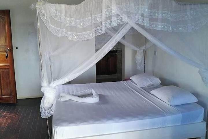 Room 10 of 32