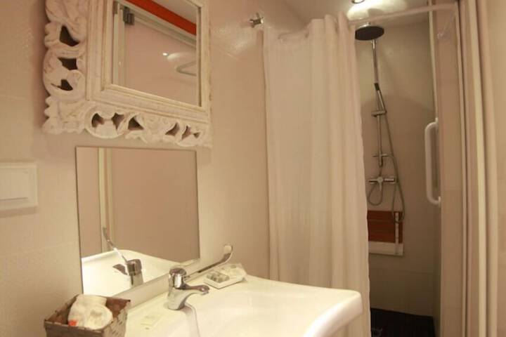 Room 33 of 50