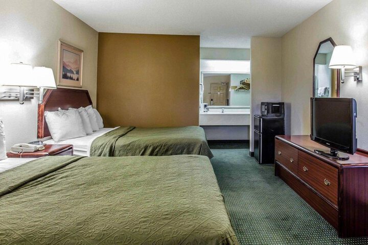 2 Queen Beds (1 of 7)