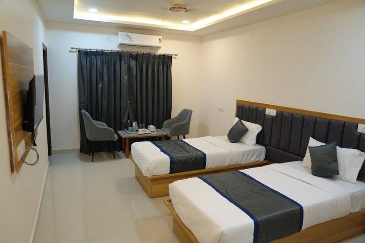 Room 4 of 12