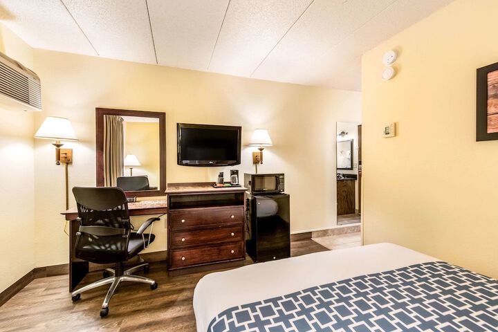 1 Queen Bed (2 of 12)