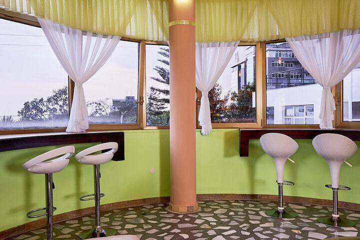 Lounge 20 of 30