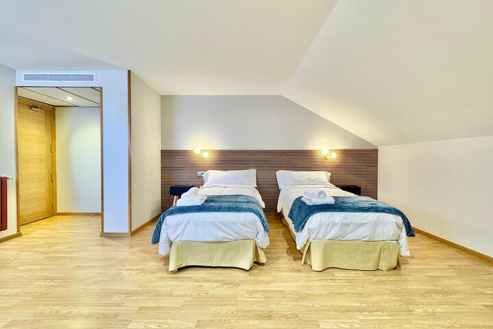 Room 12 of 80
