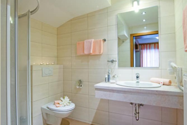 Deep soaking bathtub