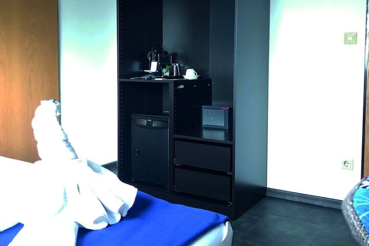 Room 9 of 36