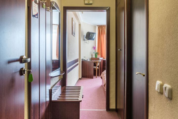 Ballroom/Hall 72 of 77