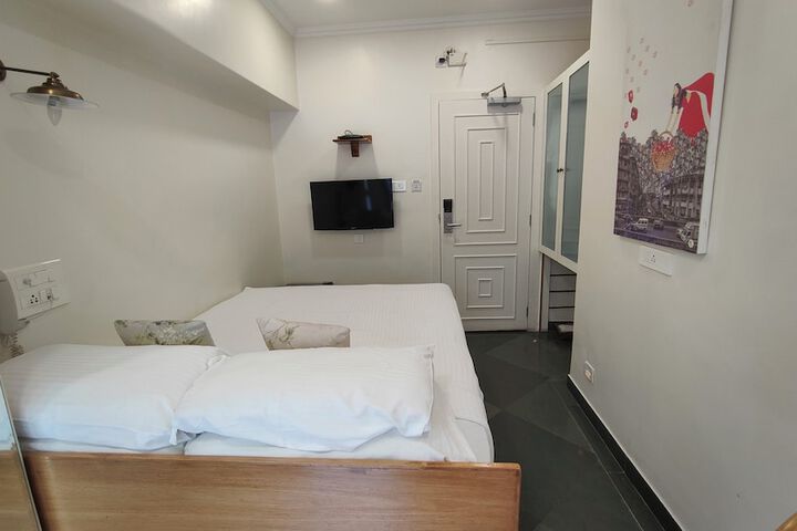 Room 32 of 46